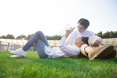 学习奋斗青年情侣户外阅读背景
