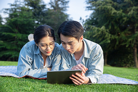 学习奋斗青年情侣户外使用平板电脑背景