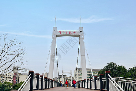 渌江书院桥行走的人群图片