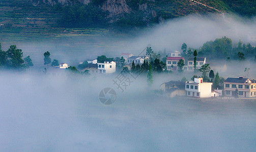 云雾缭绕的凤堰古梯田高清图片