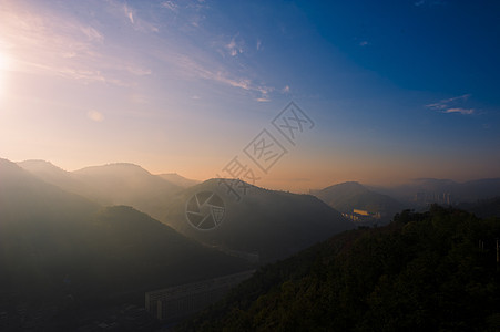 晨曦中的延安群山背景图片