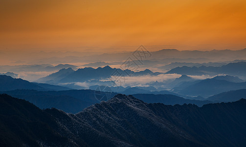 攀登雪山梵净山金色云霞背景