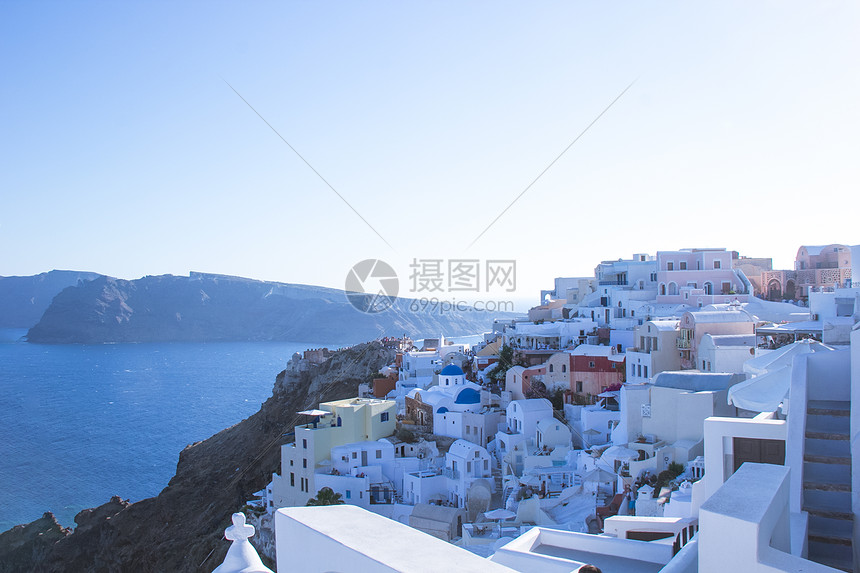 希腊圣托里尼悬崖上的白色房子图片