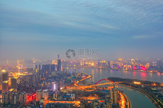 城市两江交汇处夕阳江景夜景图片