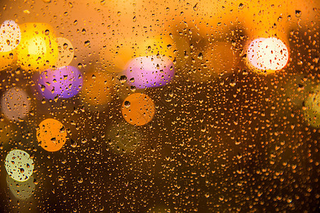 下雨天窗外的光晕图片