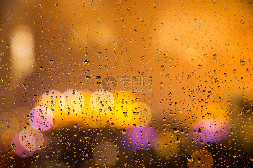 下雨天窗外的光晕图片