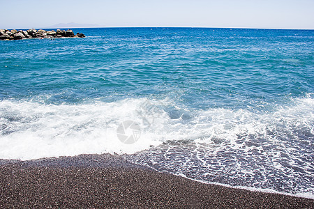 爱琴海边的黑石海岸线图片