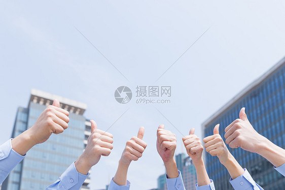 企业团队举大拇指特写图片