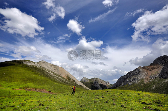 高山之巅上的背包客图片