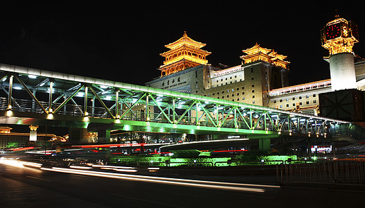 夜幕下的北京西站图片