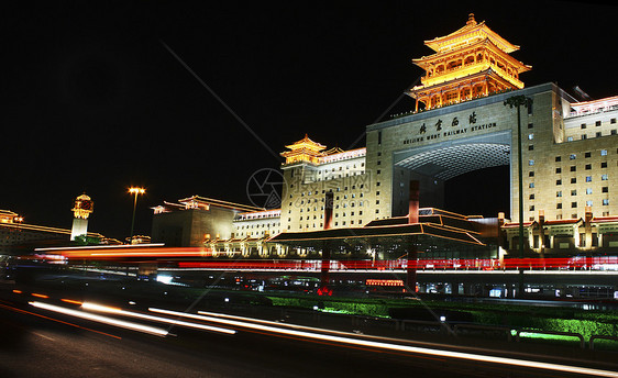 夜幕下的北京西站图片