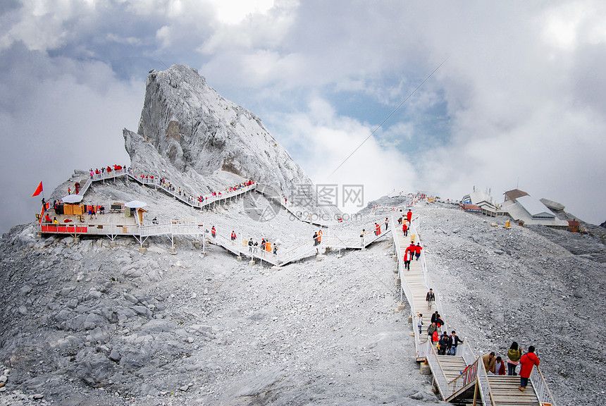 雪山栈道图片