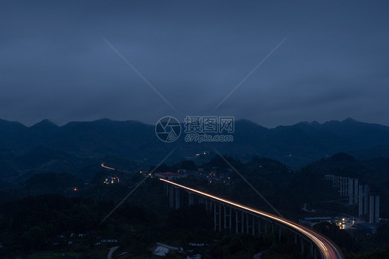 周家山大桥夜景桥梁车轨图片