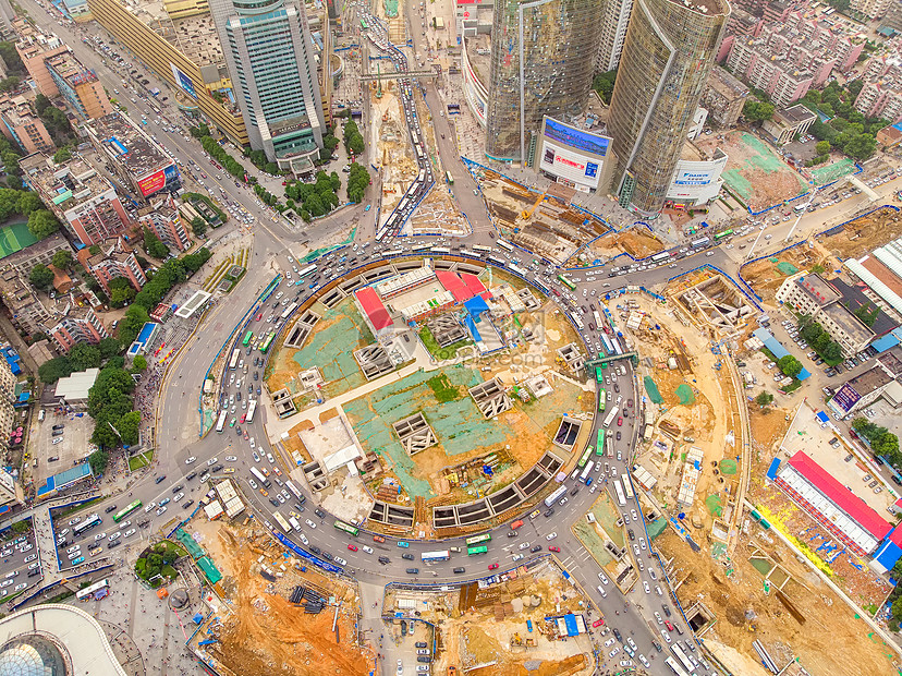 城市巨大的中心广场建筑工地图片