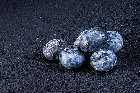 黑底蓝莓图片