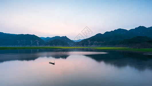 鸭绿江山脉湖泊溪流瀑布背景