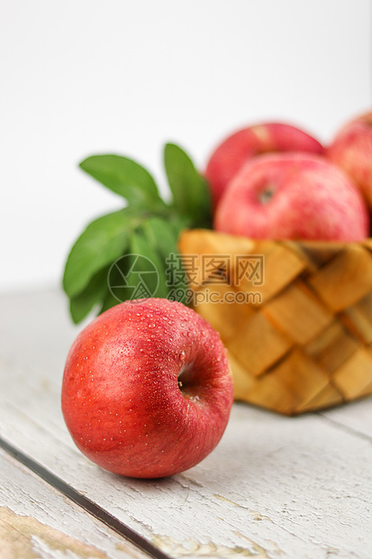 木板上的红苹果图片
