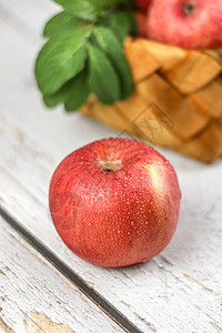 木板上的红苹果图片