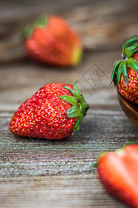 木板上的草莓图片