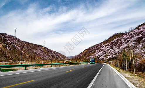 旅游大巴穿行于县道上的村村通中巴车背景