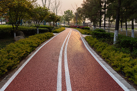 户外跑道图片