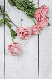 木板上的粉玫瑰图片