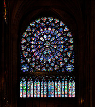法国巴黎圣母院内观玫瑰花窗图片