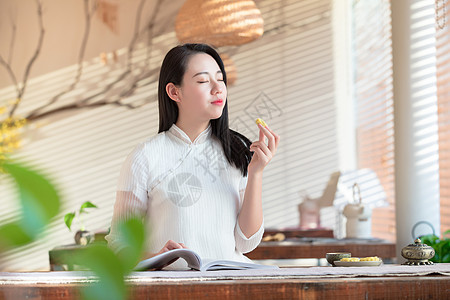 古风眼睛古风美女吃桂花糕背景