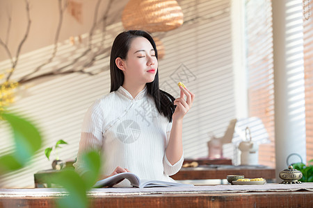 古风美女吃桂花糕图片