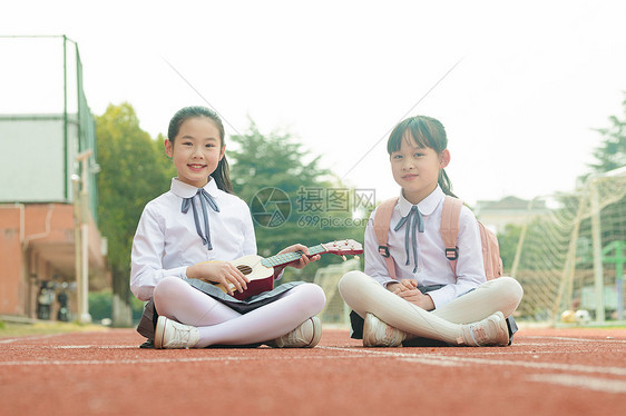 小学生操场弹琴图片