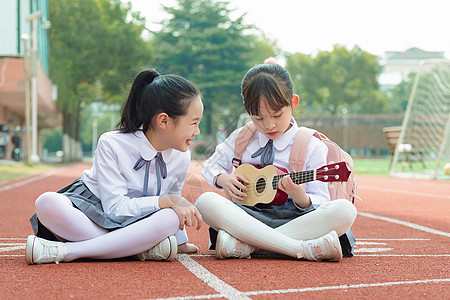 小学生操场弹琴图片