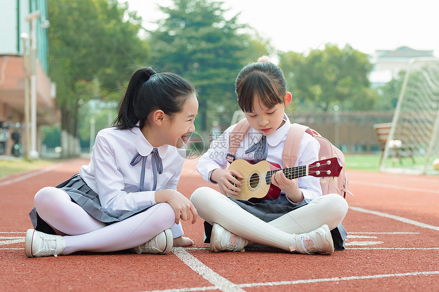 小学生操场弹琴图片