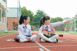 小学生操场弹琴图片