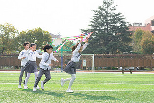 小学生操场放风筝图片