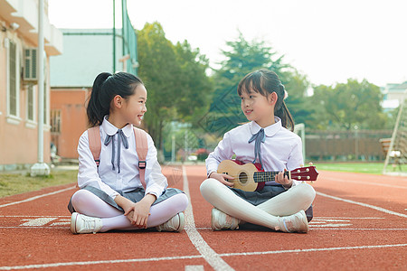 小女孩弹琴儿童节小学生操场活动背景