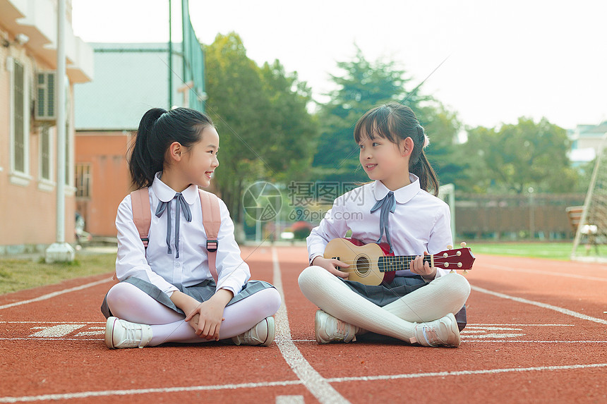 儿童节小学生操场活动图片