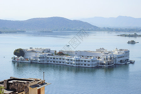 印度乌代布尔皮丘拉湖水上宫殿背景图片