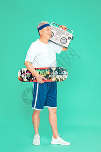 老人运动滑板收音机图片