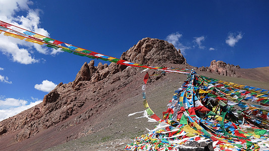 经幡飘扬西藏迎风飘扬的经幡背景