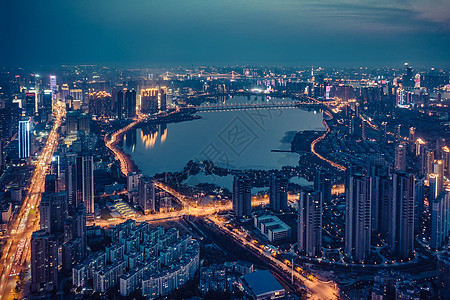 海边马路俯拍沙湖和城市夜景背景