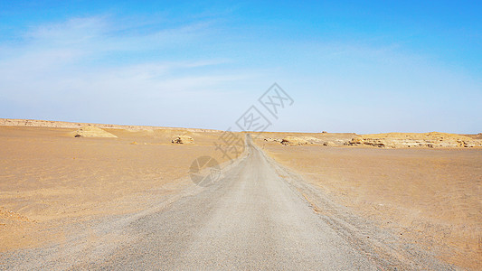 新疆沙漠公路新疆戈壁滩公路沙漠公路背景