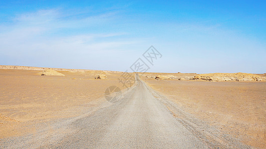 新疆戈壁滩公路沙漠公路背景图片
