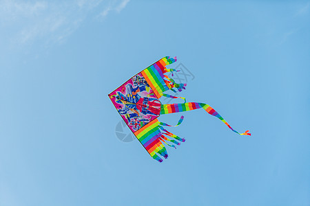 蓝天下飞翔的风筝图片