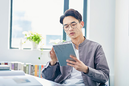 年轻男士休闲办公图片