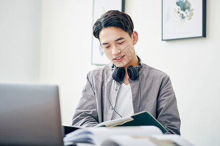 年轻男士休闲办公背景图片