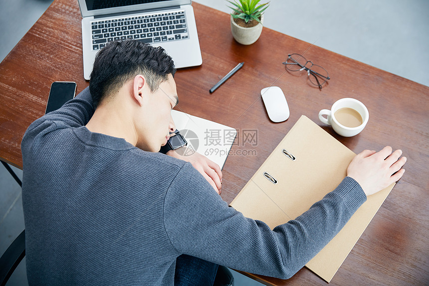 年轻男性办公室休息图片