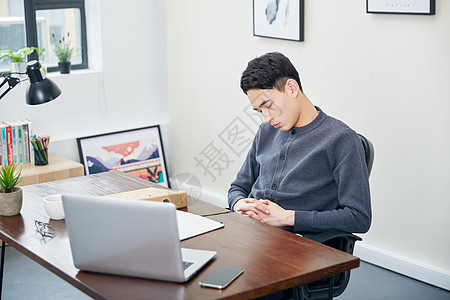 年轻男性办公室休息图片