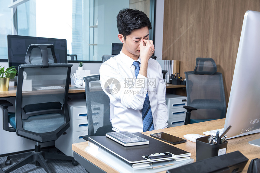 男性办公室久坐劳累高清图片下载-正版图片501239812-摄图网
