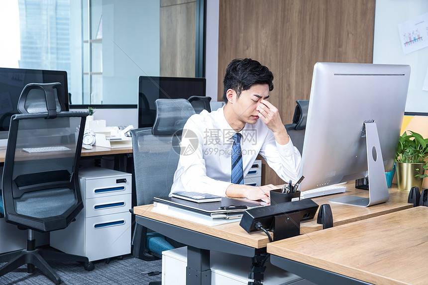 办公男性久坐劳累高清图片下载-正版图片501239815-摄图网
