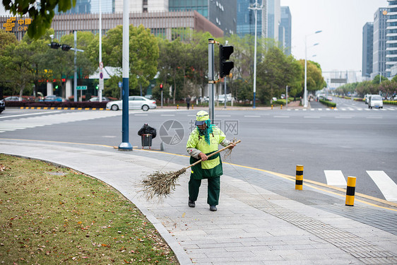 马路上的环卫人员图片